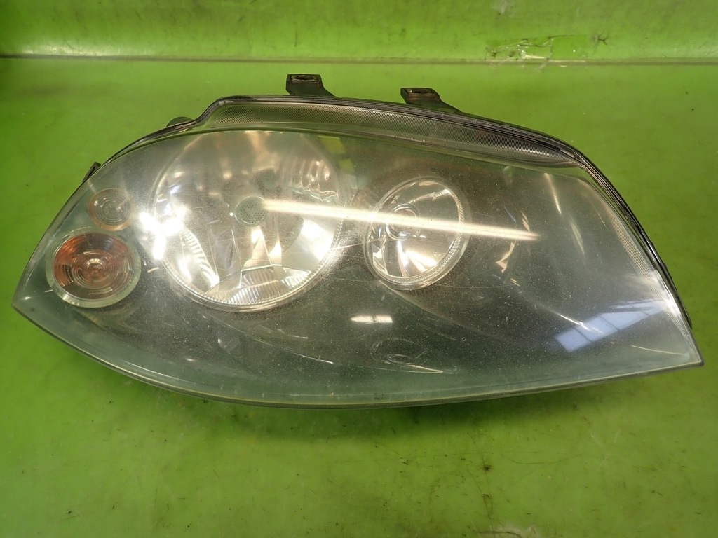 Reflektor prawy lampa przód SEAT IBIZA III 03r