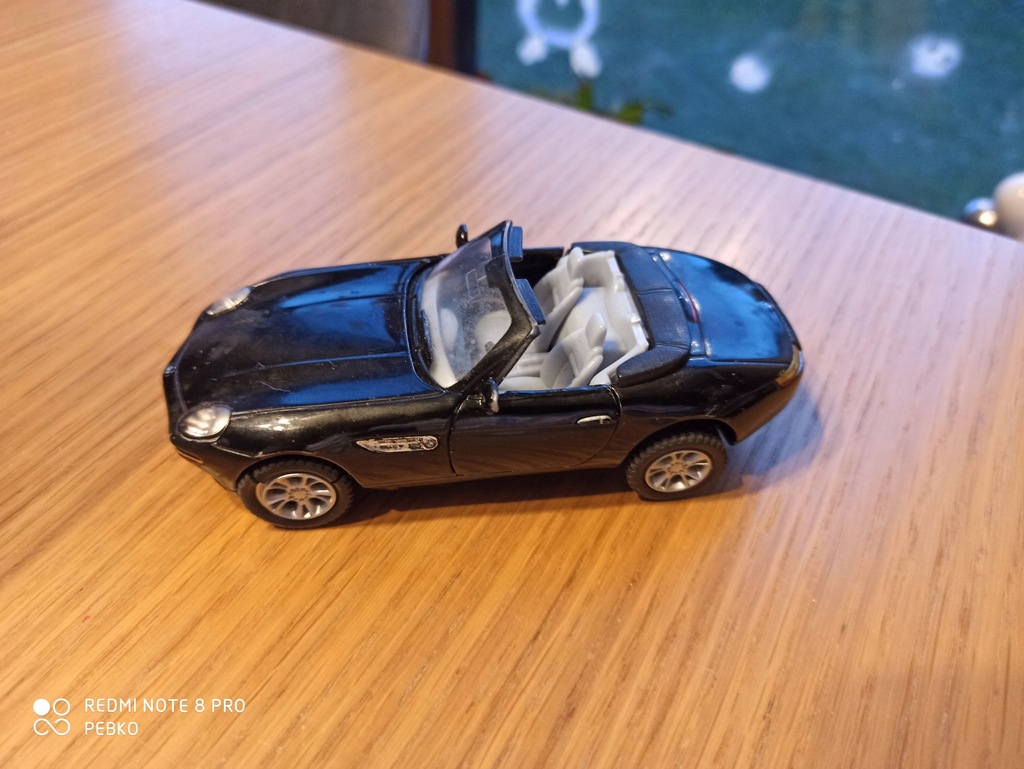 CZARNE AUTKO KINSMART BMW Z8 ROADSTER 1:36