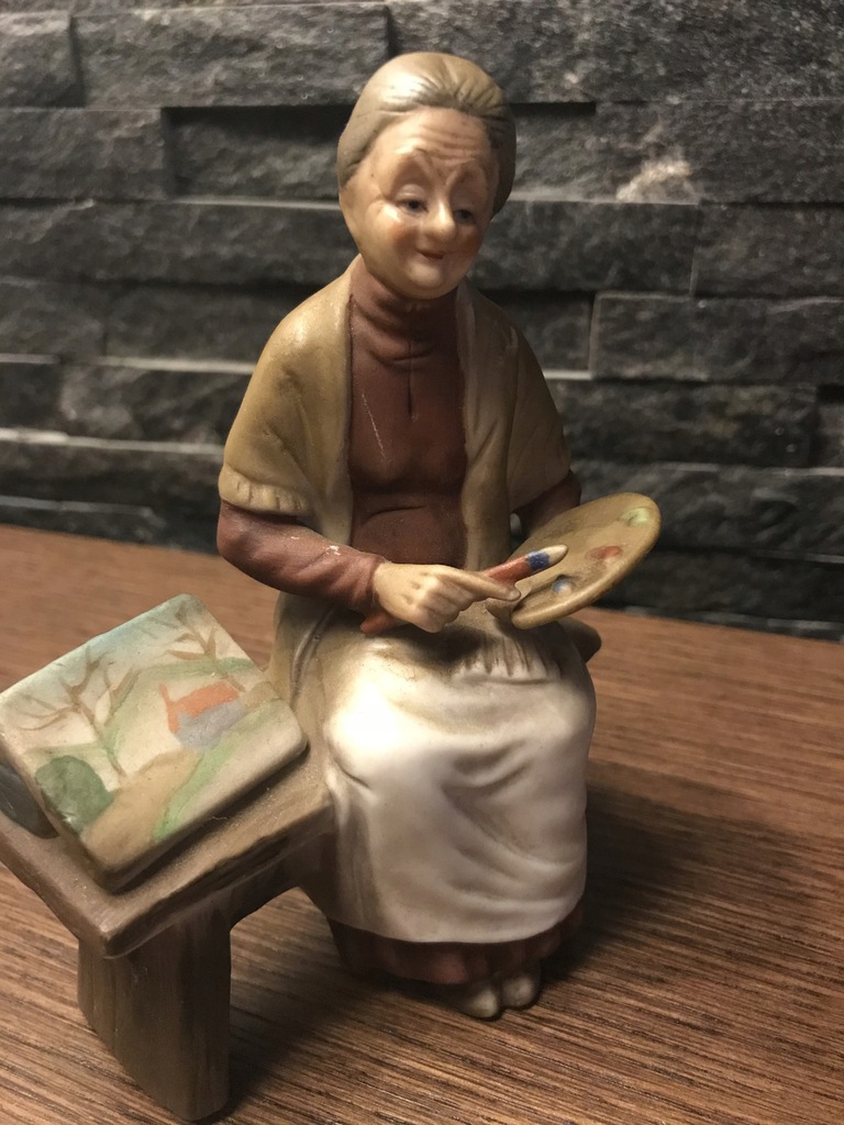 Porcelanowa figurka babka