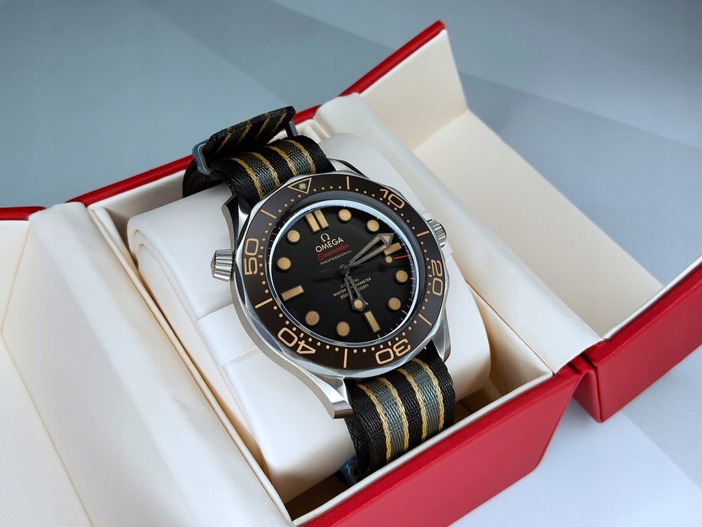 Omega Seamaster Diver 300M Co-Axial Chronometer 007 Edition - stan idealny