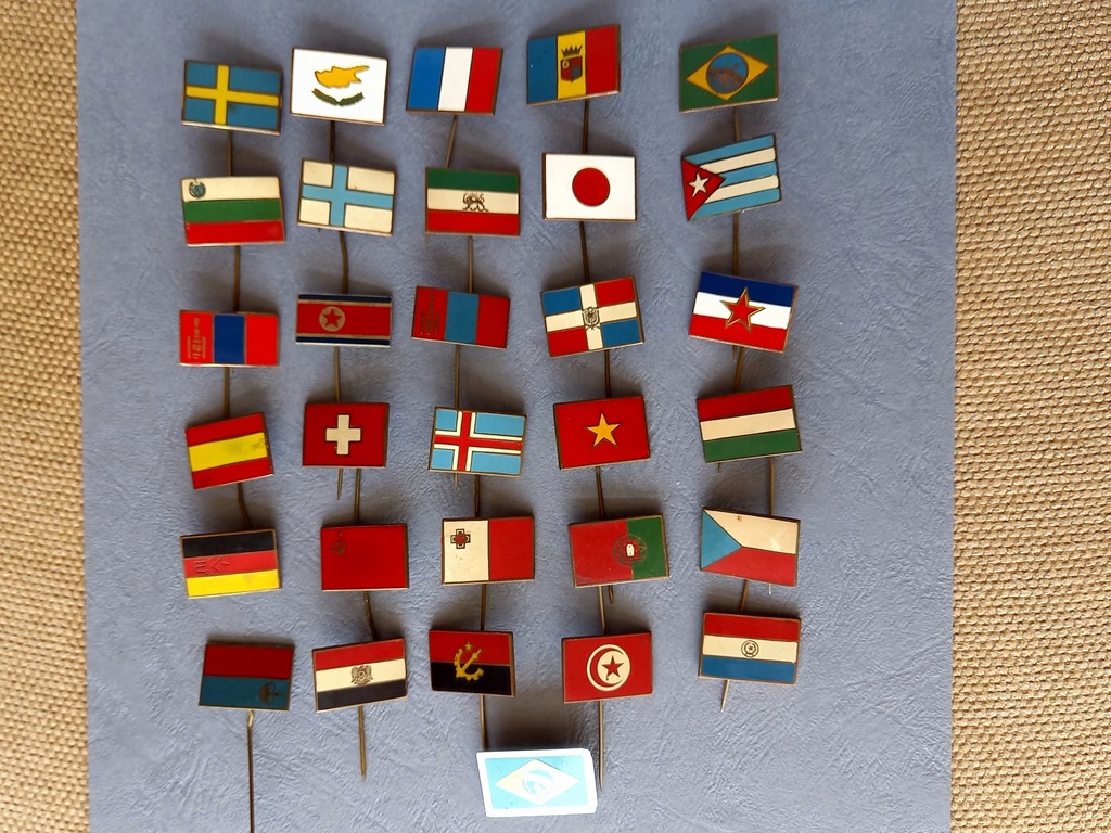 Zestaw 34 metalowych emaliowanych flag państw