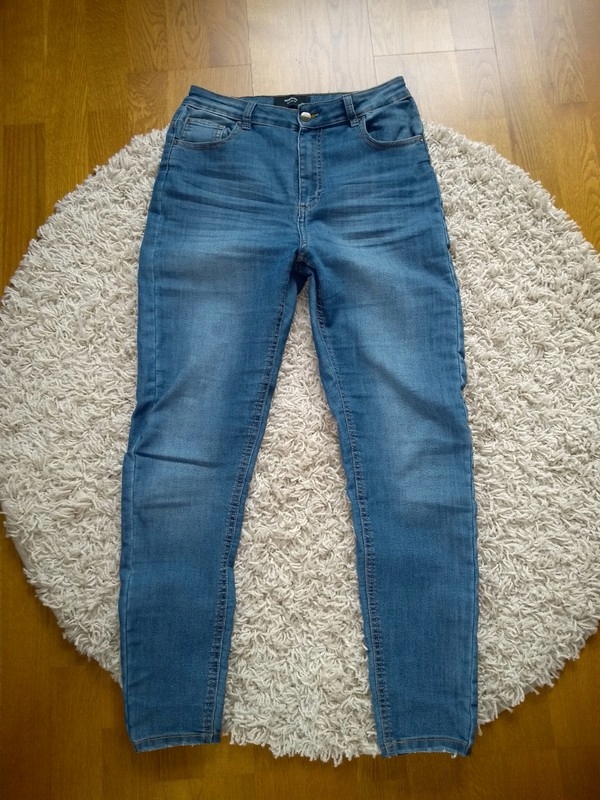 Elastyczne jeansy Reserved