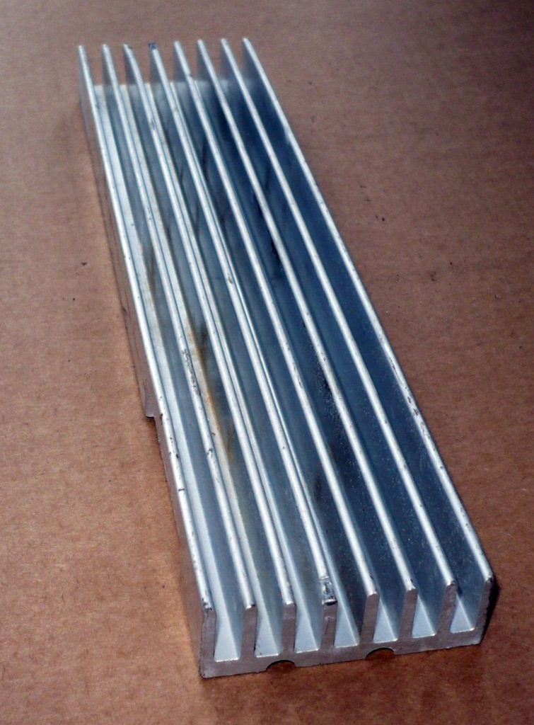 Radiator aluminiowy -24,7cm x5,7cm x2 cm-używany