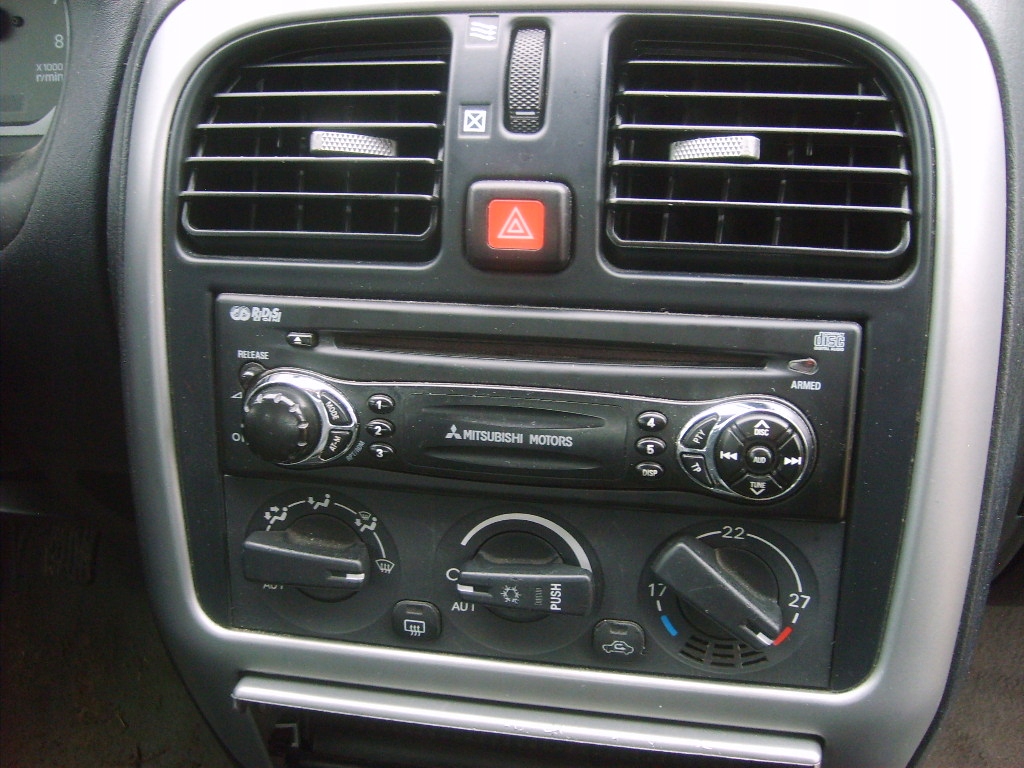 Radio CD Mitsubishi Carisma Pajero Space Star 7701319949