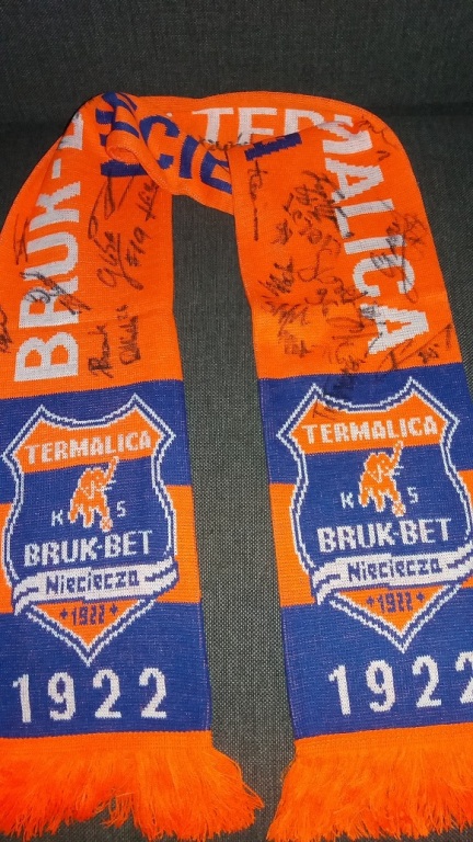 Szalik z autografami piłkarzy Termalica Bruk-Bet