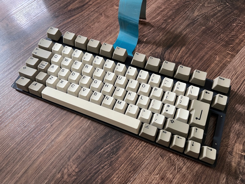 Śliczna, biała, klawiatura AMIGA 600 - QWERTY - sprawna