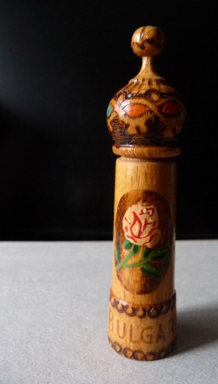 drewniany pojemniczek na perfumy z Bułgarii