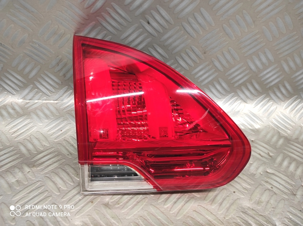 ぴよ LAMPA LEWA TYLNA TYŁ W KLAPĘ PEUGEOT 2008 - 14042231321