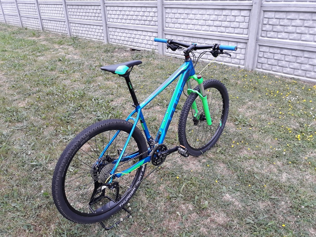 cube race one black green