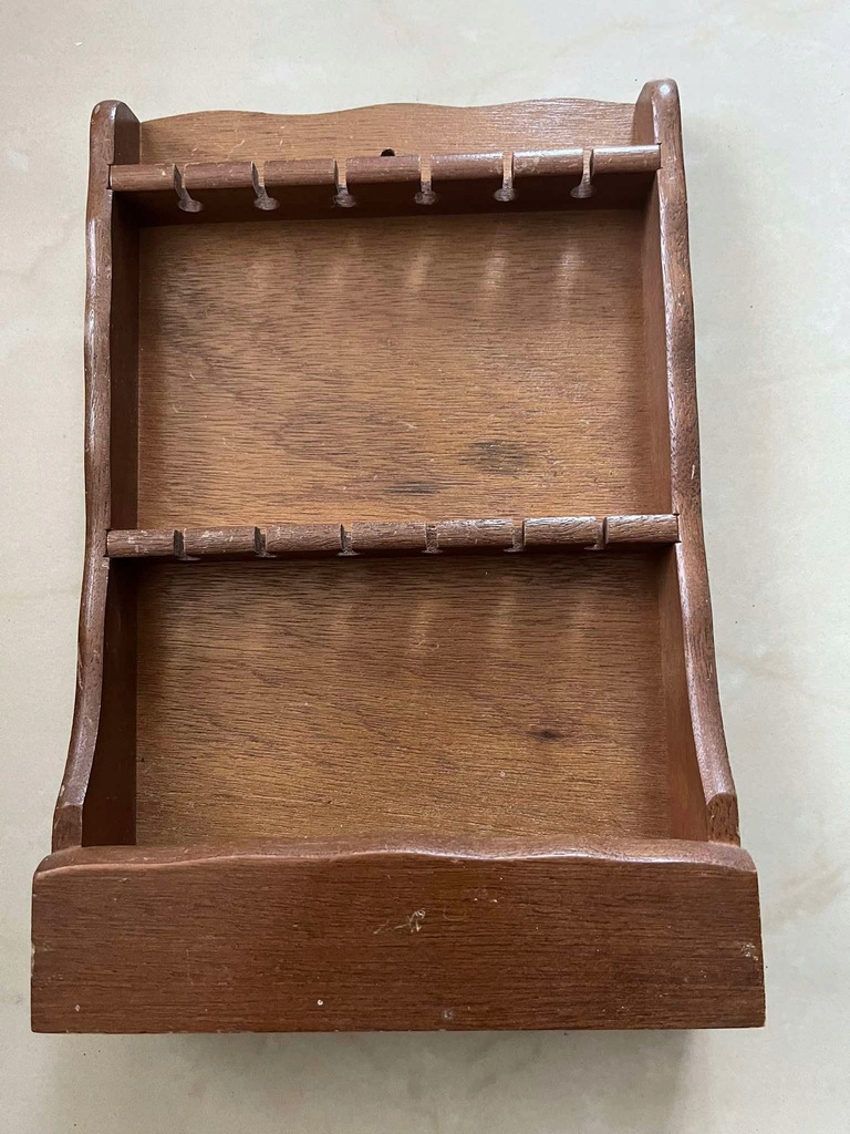 Drewniana półka na łyżeczki kolekcjonerskie