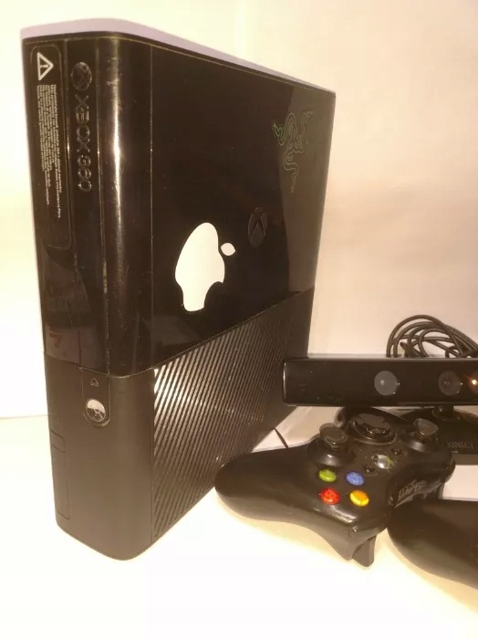 Microsoft Xbox360 E 250GB + 90 Gier Kinect Chatpad