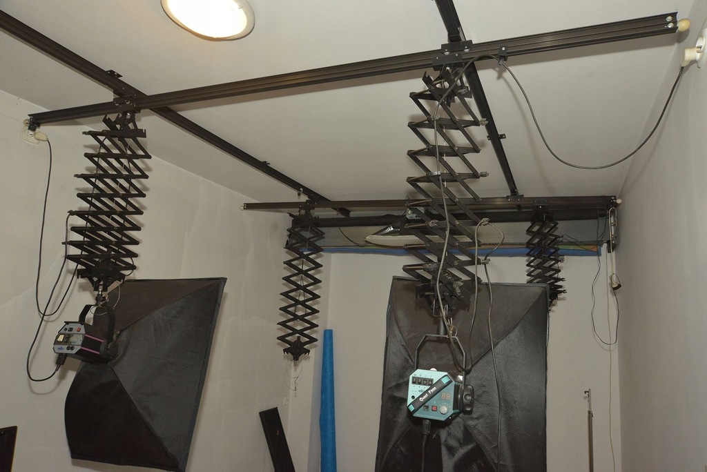 Sufitowy system zawieszania lamp foto - studio