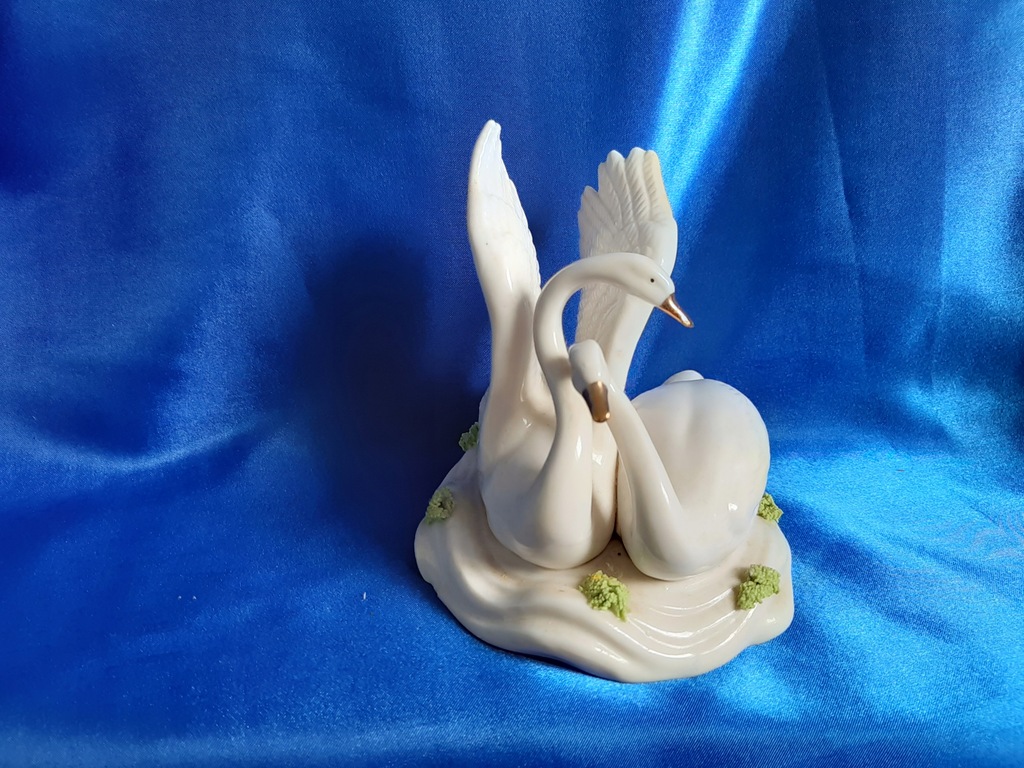 красивые лебеди на пруду. лебеди в пруду. лебеди отзывы. лебеди отзывы. алмазная мозаика лебединое озеро.