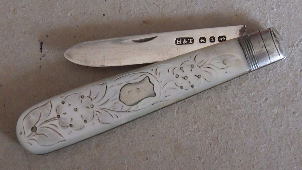 Srebrny scyzoryk - okładzina z macicy perłowej.