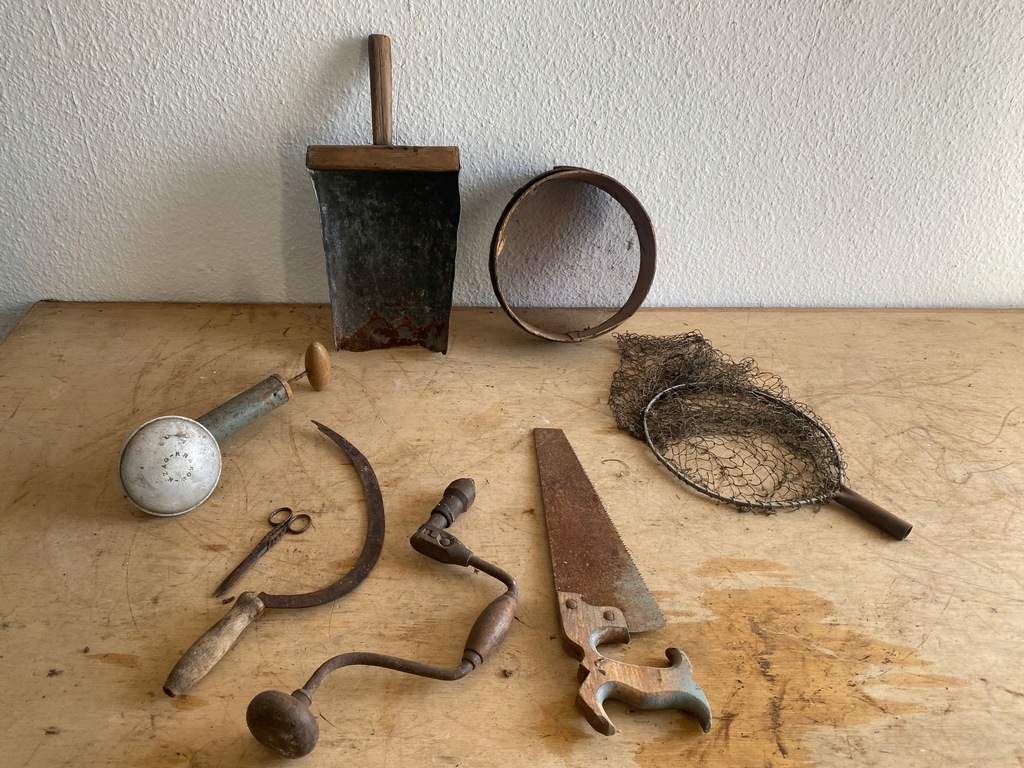 Stary zestaw narzędzi i gratów