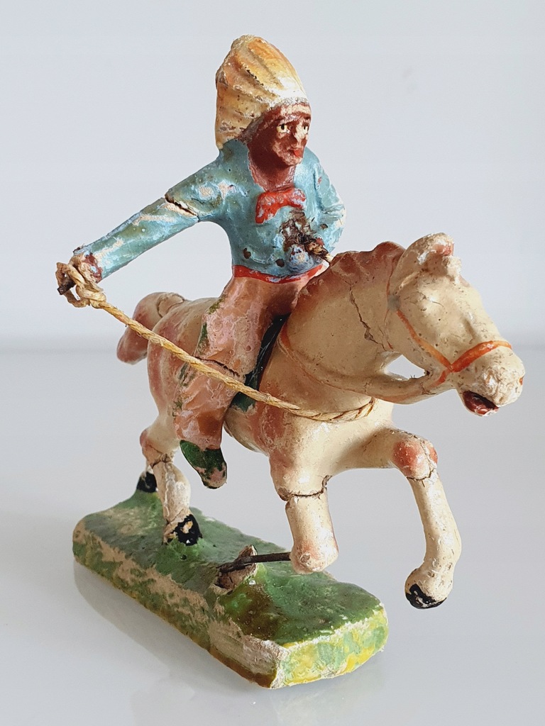 Stara figurka Indianina na koniu, w lata 40-te