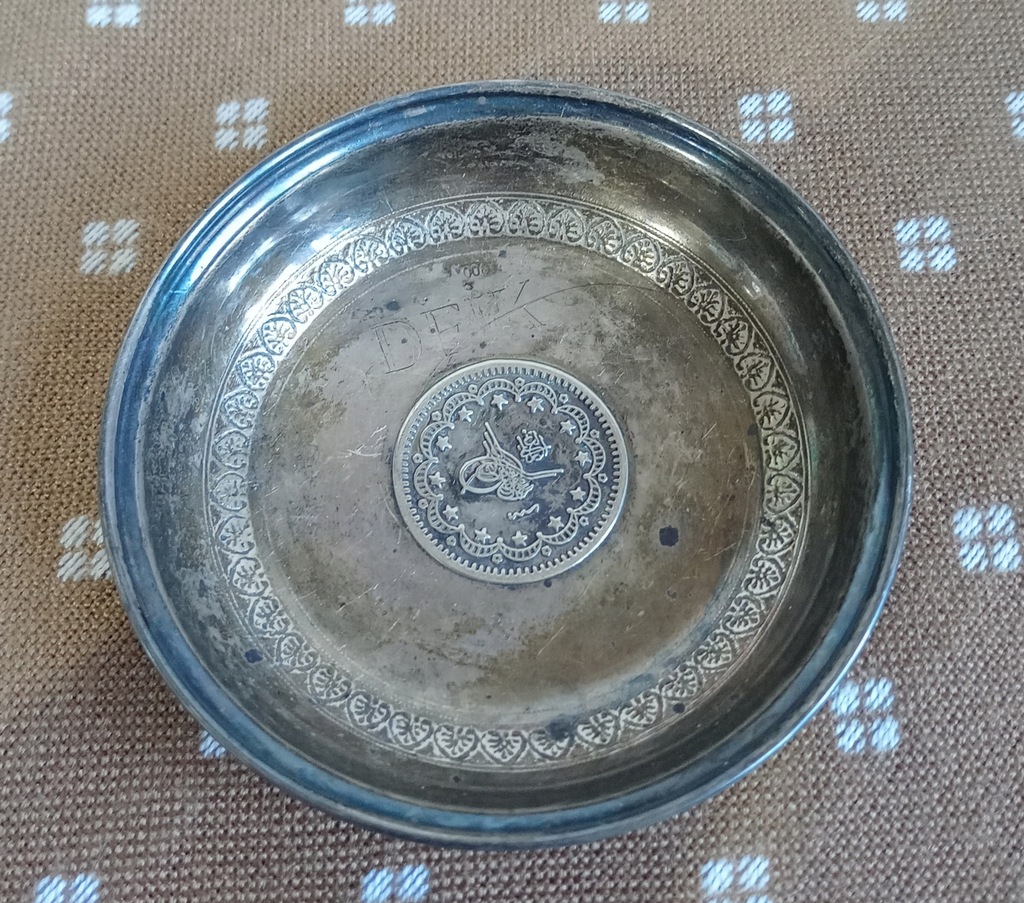 Srebrny talerzyk z monetą z Imperium Osmańskiego i napis DEIK
