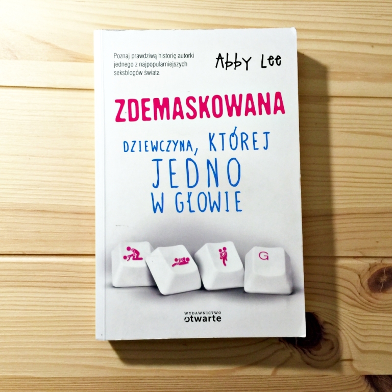 ZDEMASKOWANA DZIEWCZYNA, KTÓREJ JEDNO W GŁOWIE Lee