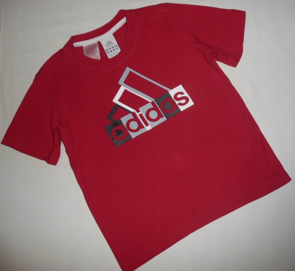 Adidas czerwony t-shirt z nadrukiem 134 140