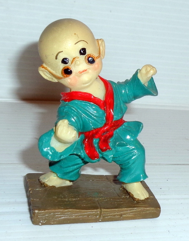 Mały Ninja z Shaolin - figurka z tworzywa.