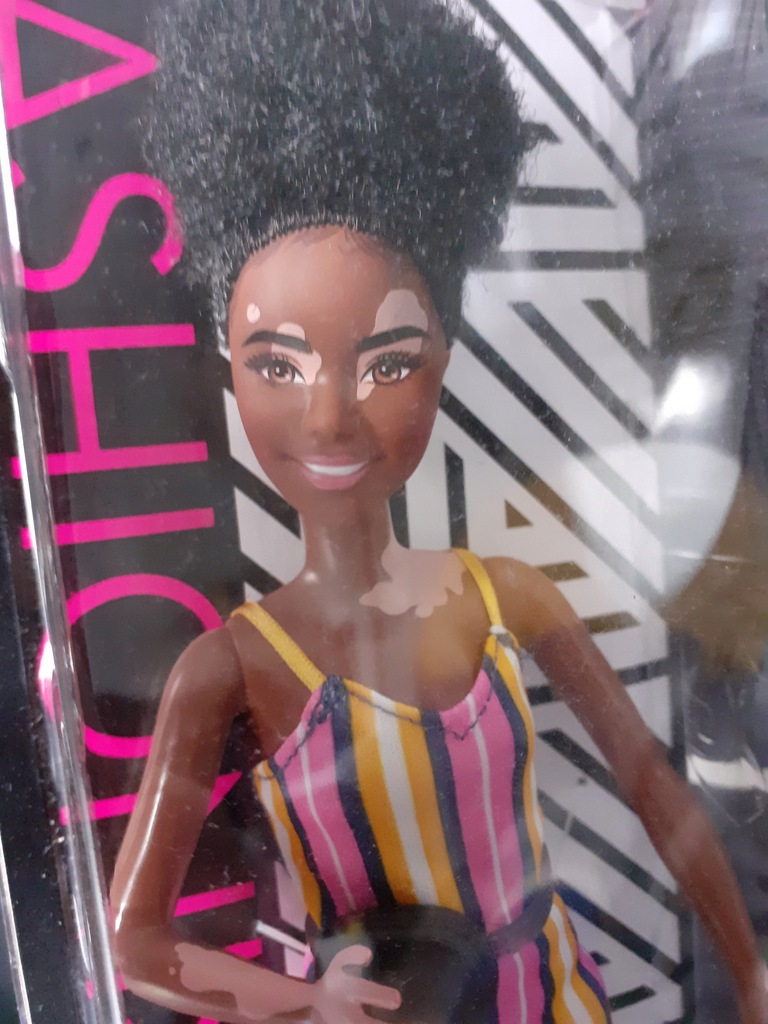 barbie様 BARBIE LALKA FASHIONISTAS MODNA LALKA Z ZESPOŁEM DOWNA HYK14