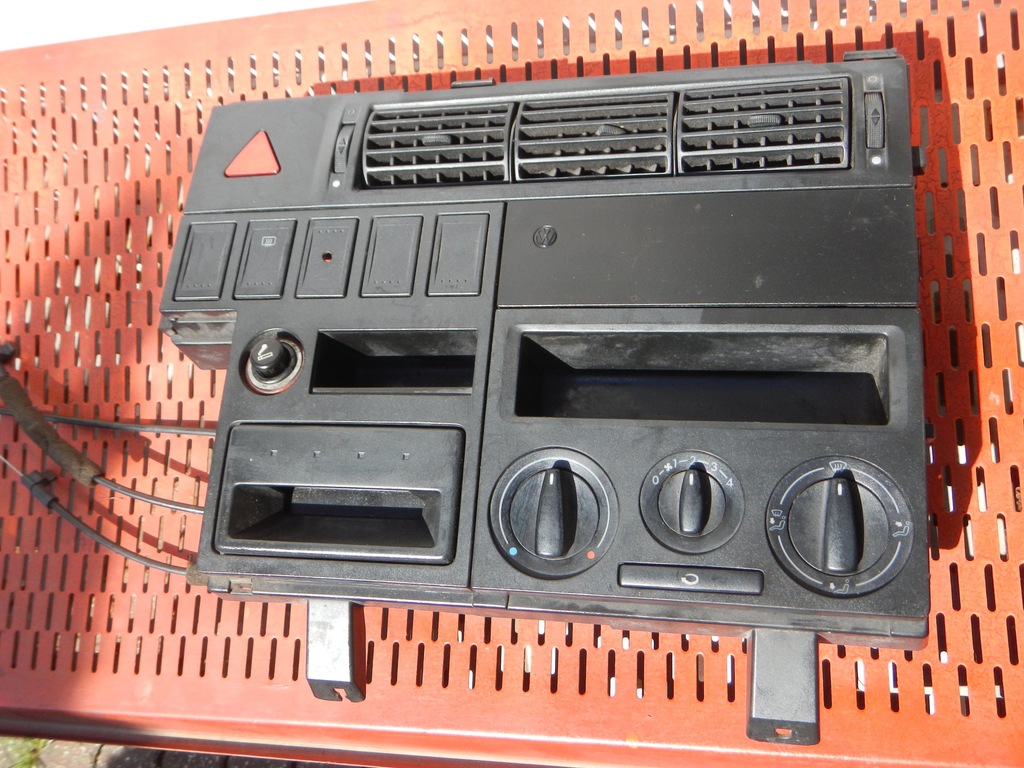 Фольксваген т4 центральная панель. Панель vw t4. Центральная панель transporter t4. Торпедо фольксваген т4. Панель салона vw t4 1995.