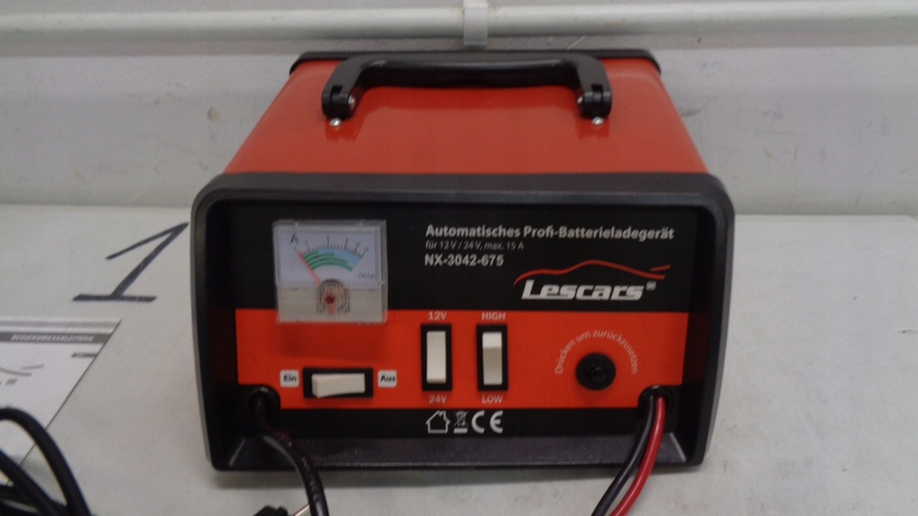 Lescars Profi-Batterieladegerät für 12 / 24 Volt, max. 15 A