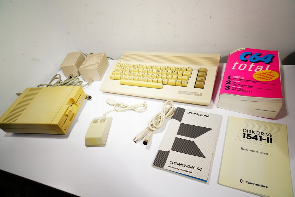 Commodore 64 + Stacja dyskietek 1541-II + Mysz Okablowanie Zestaw