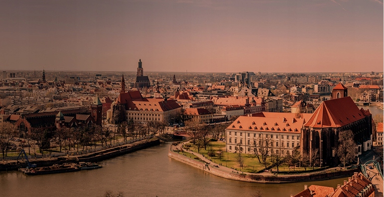 Edukacyjny rejs motorówką po centrum Wrocławia