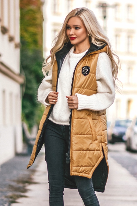 Образы с утепленной жилеткой. Образ с бежевой жилеткой. Образ с красной жилеткой. Модные образы с утепленным жилетом. Модная жилетка 2023.