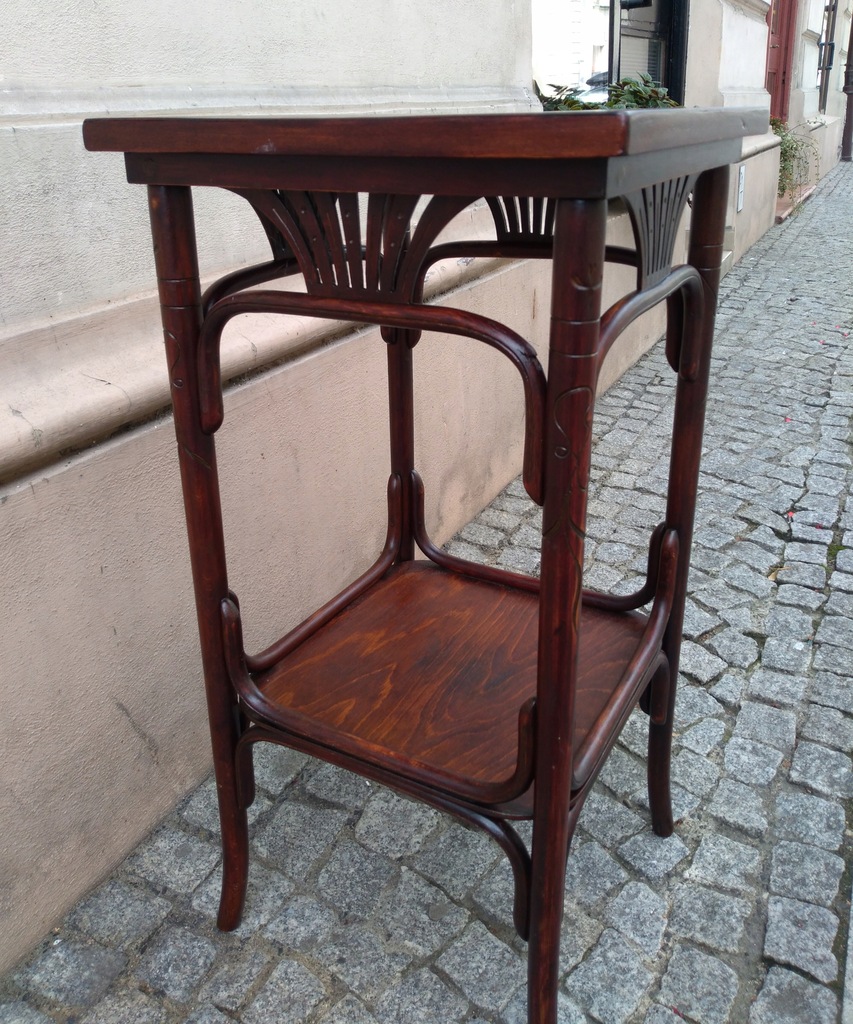 Przedwojenny stolik Thonet po renowacji