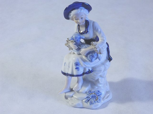 STARA FIGURKA PORCELANOWA DAMA Z OWIECZKĄ