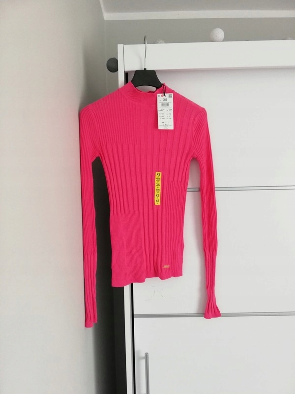 Różowy sweter prążkowany z półgolfem mohito