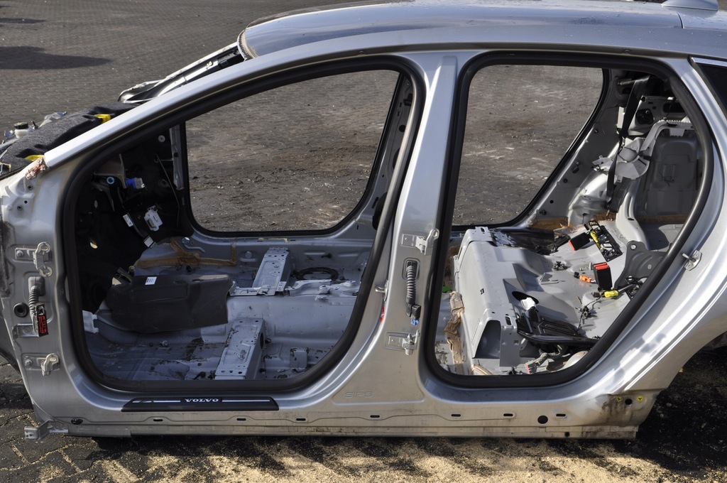 VOLVO V40 II SŁUPEK PRÓG LEWY 477-46