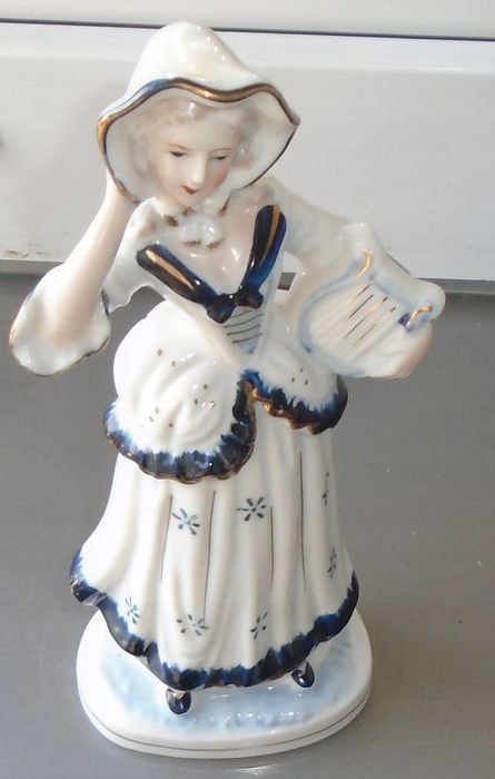 figurka porcelanowa pozłacana dama sygnowana