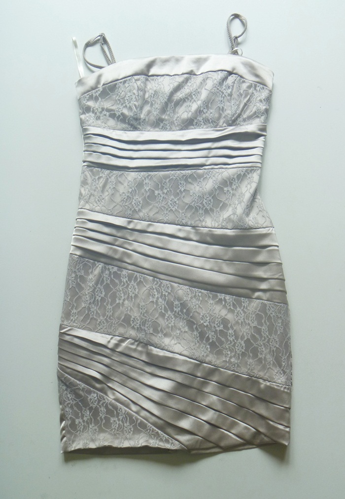 ecru sukienka taliowana z koronką plisowana 36-38
