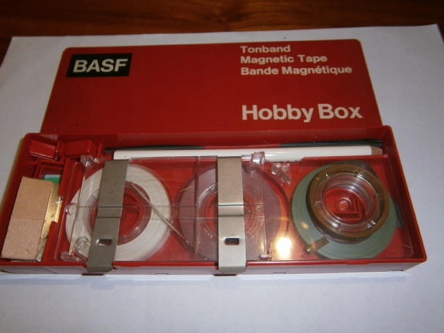 【earBOOKS】MESSAGE IN A BOX BASF HOBBY BOX - ZESTAW NAPRAWCZY TASM MAGNETOFONO