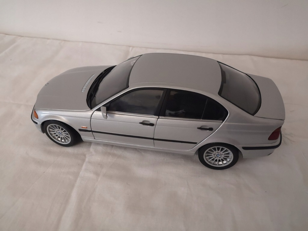 ミニカー UT 1/18 BMW 328i E46 UT Models 1/18 Scale - BMW 328i e46 Red / Tan Interior