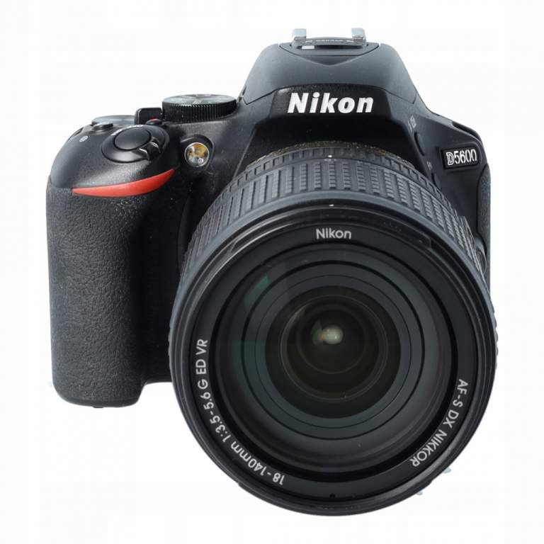 Nikon D5600 + ob. 18-140 AF-S VR