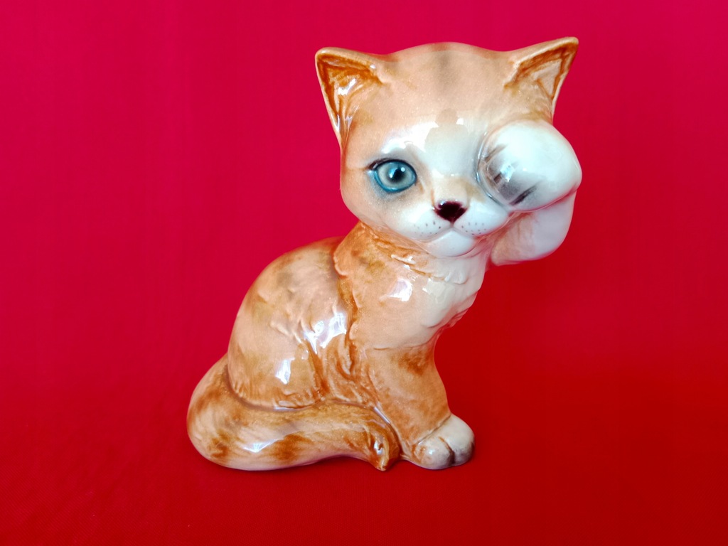 Kot kotek rudy z łapką - figurka porcelanowa Goebel 19-1