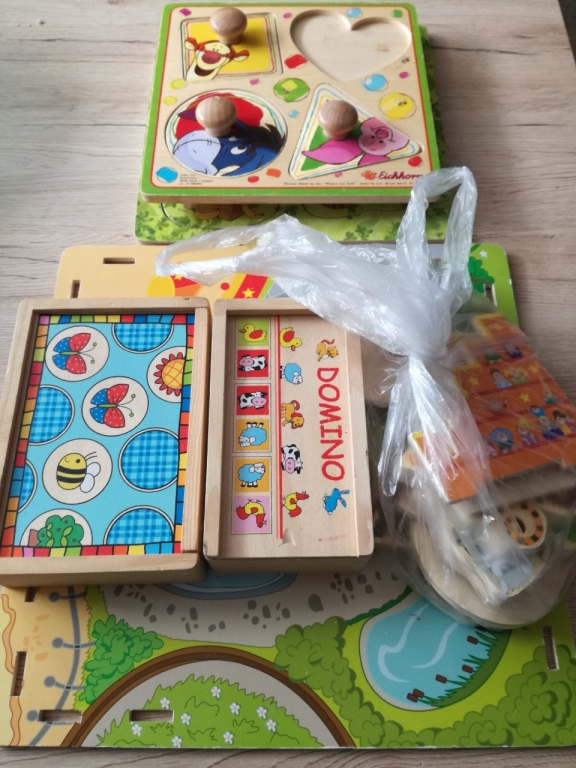 Zestaw drewnianych zabawek domino + memo + puzzle