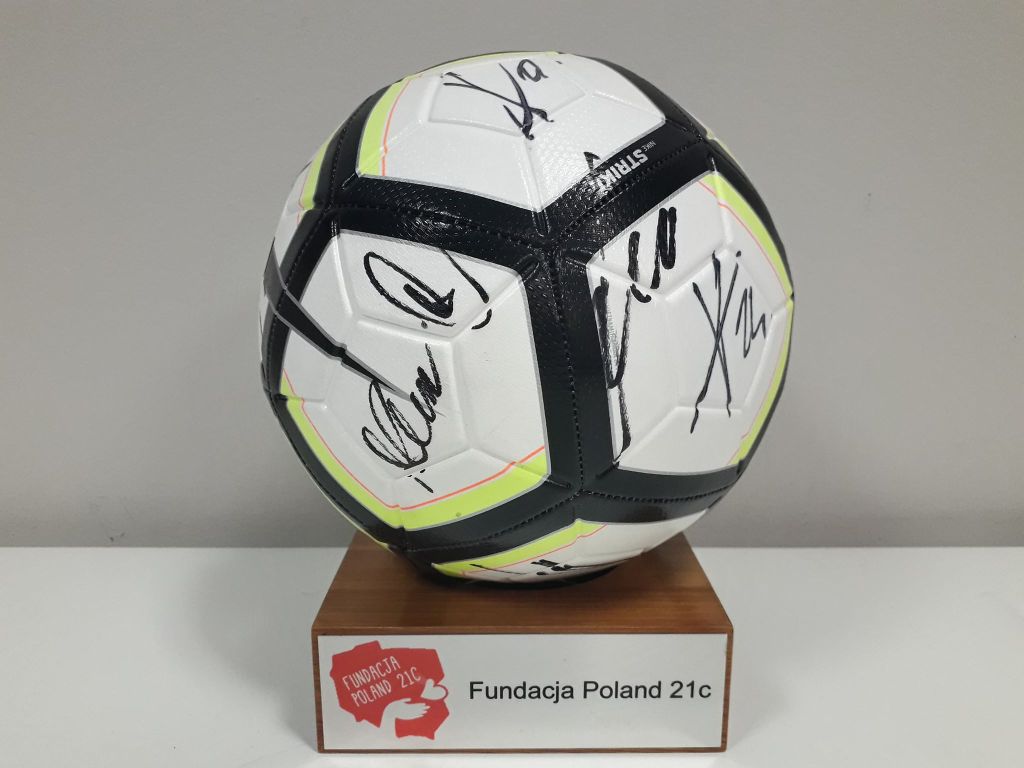 Piłka reprezentacji Polski z autografami piłkarzy