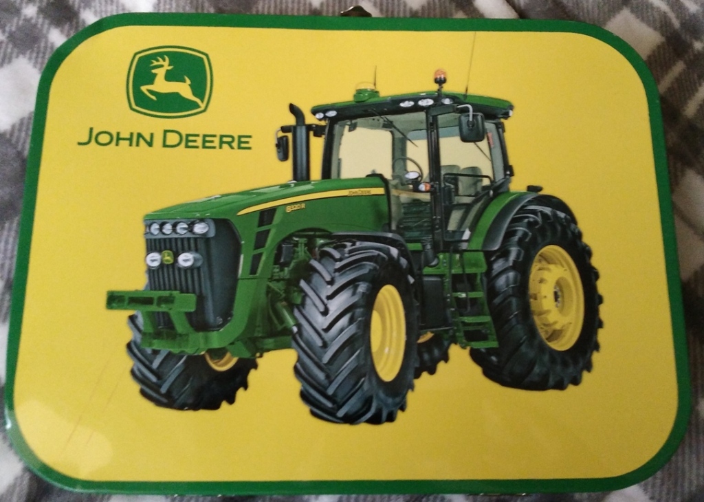 John Deere- puzzle 4 traktory w metalowej walizce