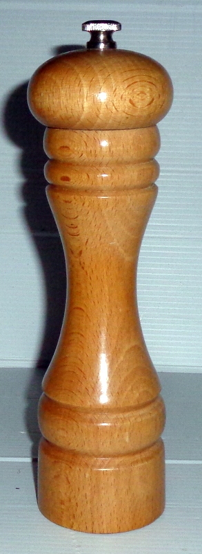MOREL Design -używany drewniany młynek do pieprzu.