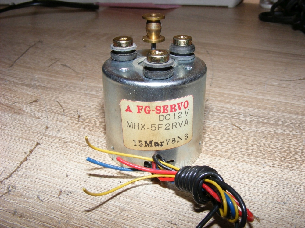 Silnikdo gramofonu Technics SL 210