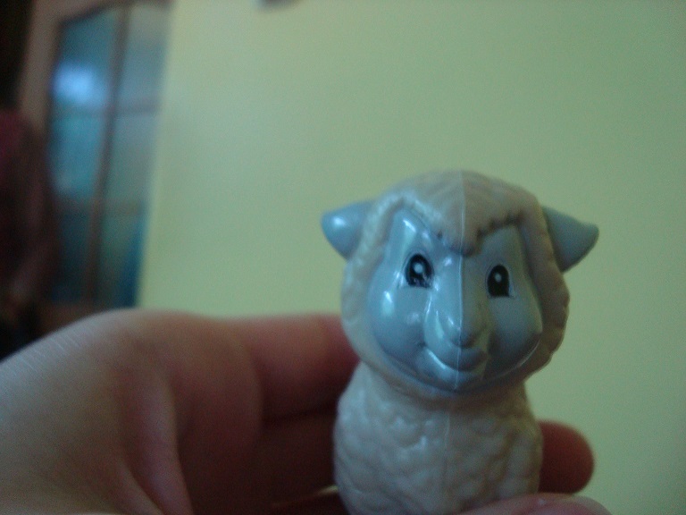 Figurka uśmiechnięta owca :)