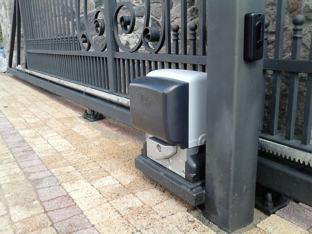 Napędy i automatyka do bram przesuwnych. Montaż.