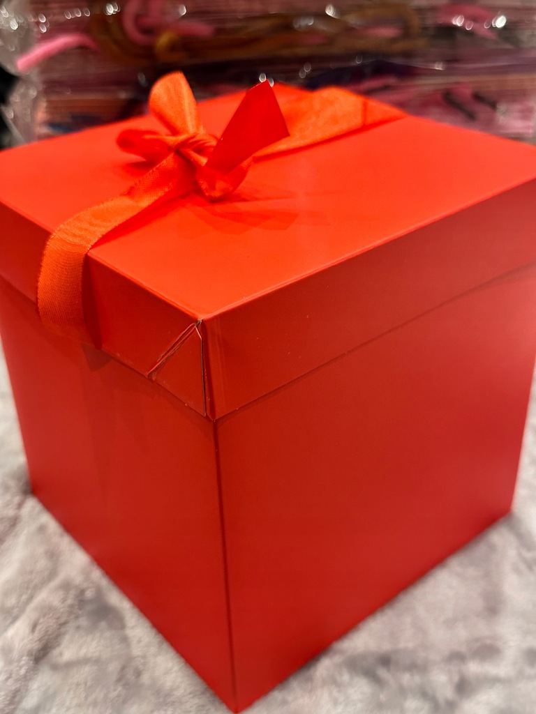 Pudełko prezentowe ok 10x10x10cm kolor czerwony