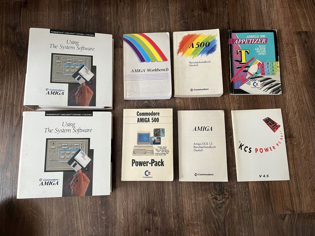 Zestaw książek, instrukcji i poradników do Commodore Amiga