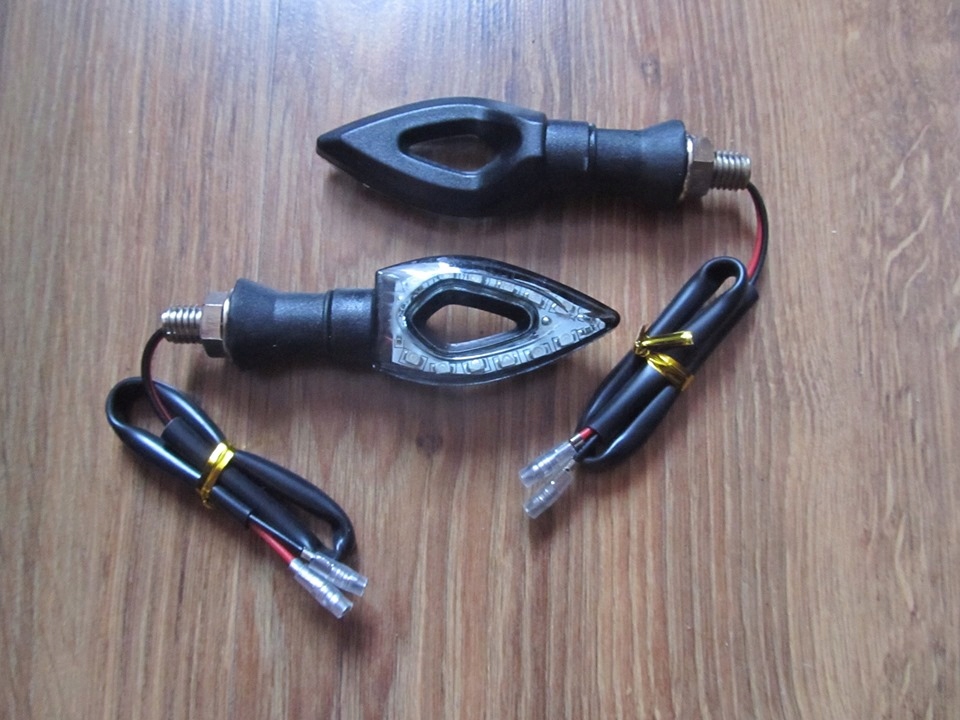 Kierunkowskazy LED 2 Sztuki przyciemniane strzałki